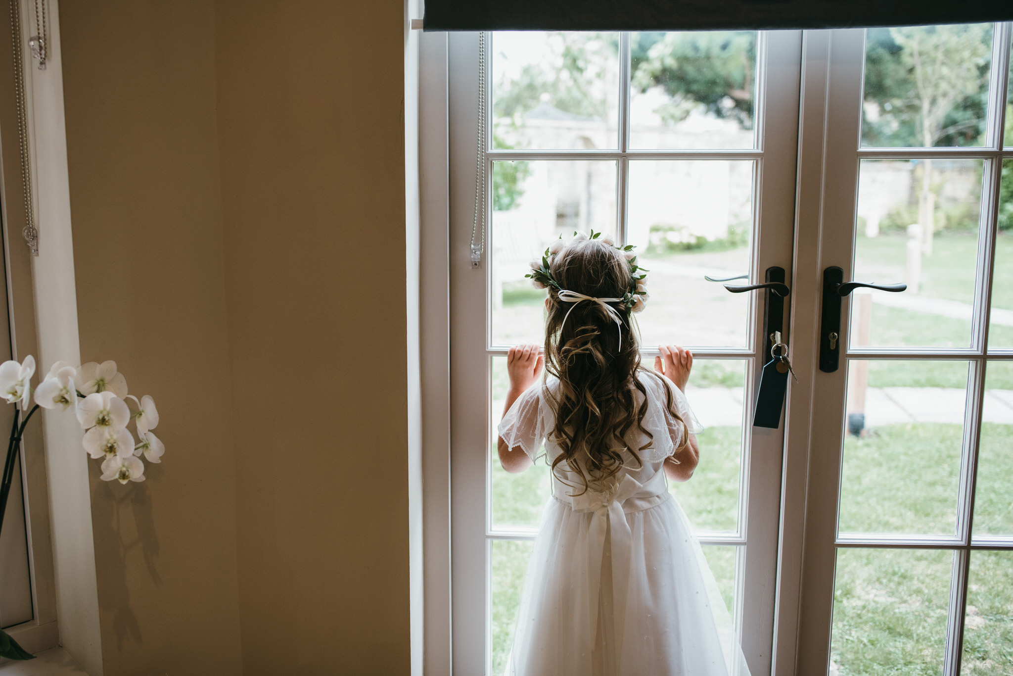 Flowergirl looks out of window at the Royal Crescent Hotel
